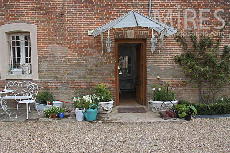 C0866 – Outbuilding and pergola
