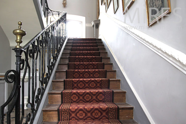 C0866 – Escalier et tapis rouge