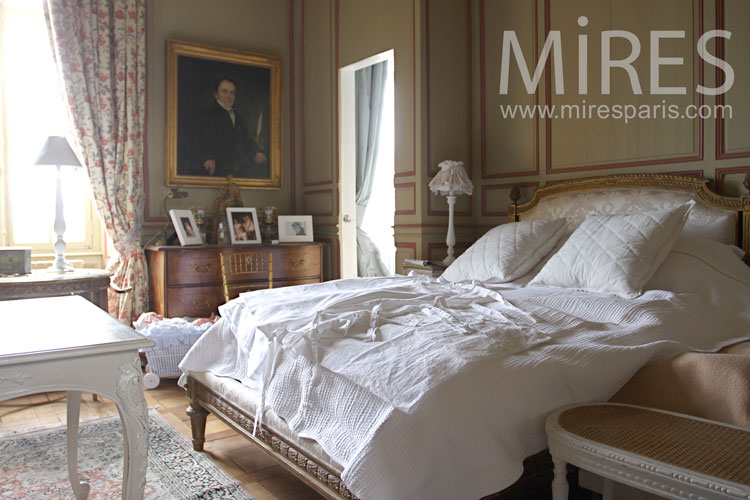 C0866 – Castle bedroom
