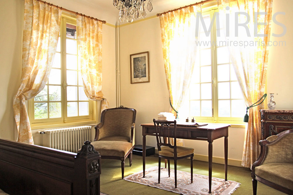 C0870 – Yellow bedroom with a little desk