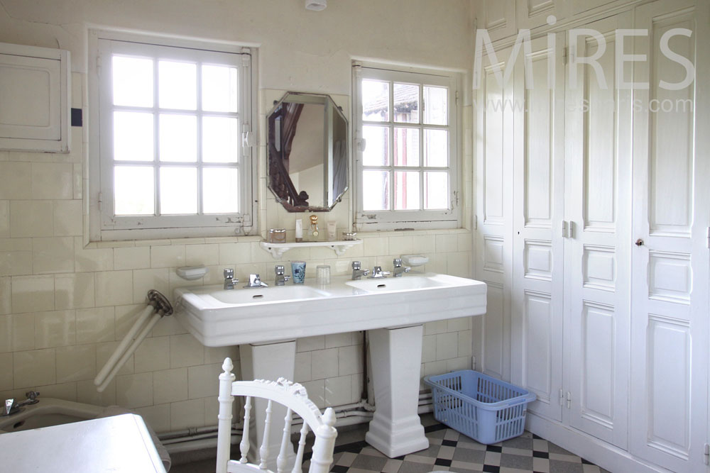 C0870 – Mutual bathroom for two