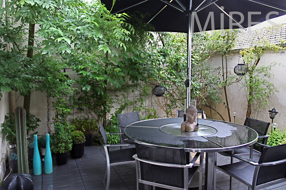 C0876 – Meal in the little greenness patio