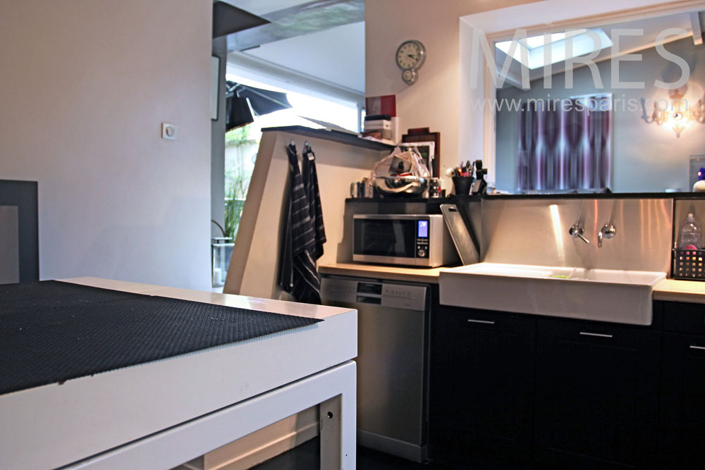 C0876 – Modern kitchen with view on the living-room