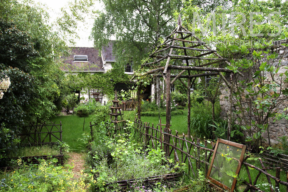 Way to the vegetable and the garden shelter. C0877