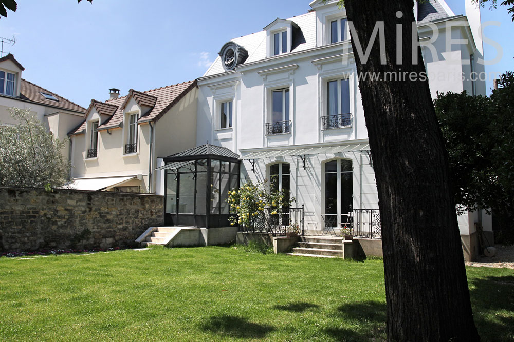 C0883 – Entrée sur le jardin, pérron et petit balcon