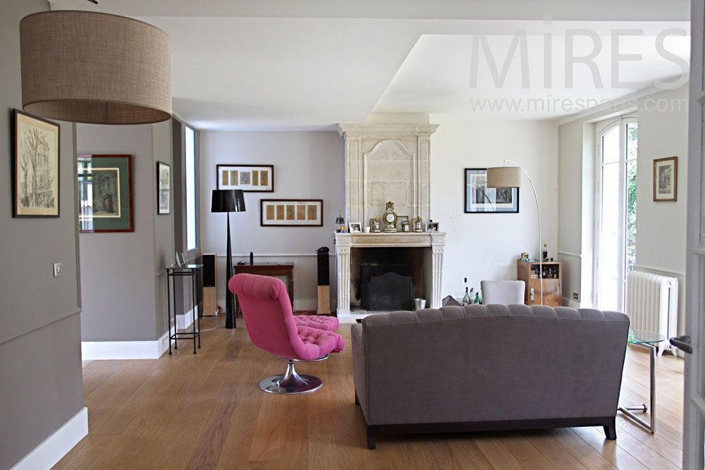 C0883 – Living room with chimney and a little balcony