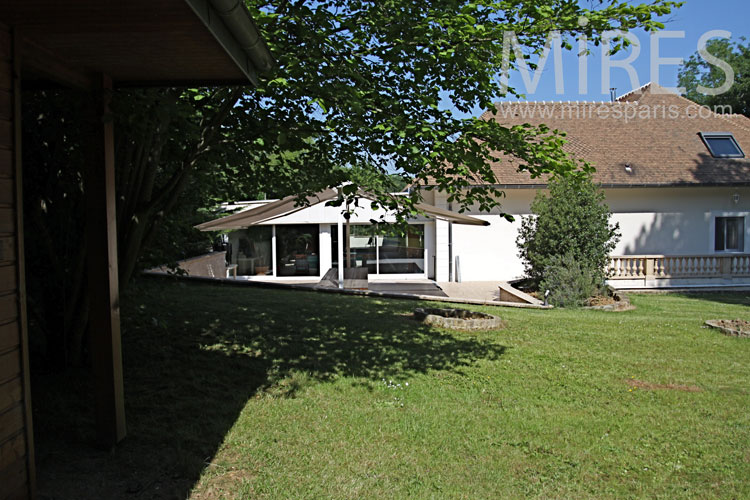 Mature garden. C0886