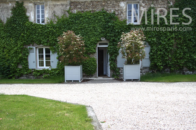 C0887 – Large terrace, ivy and old stones