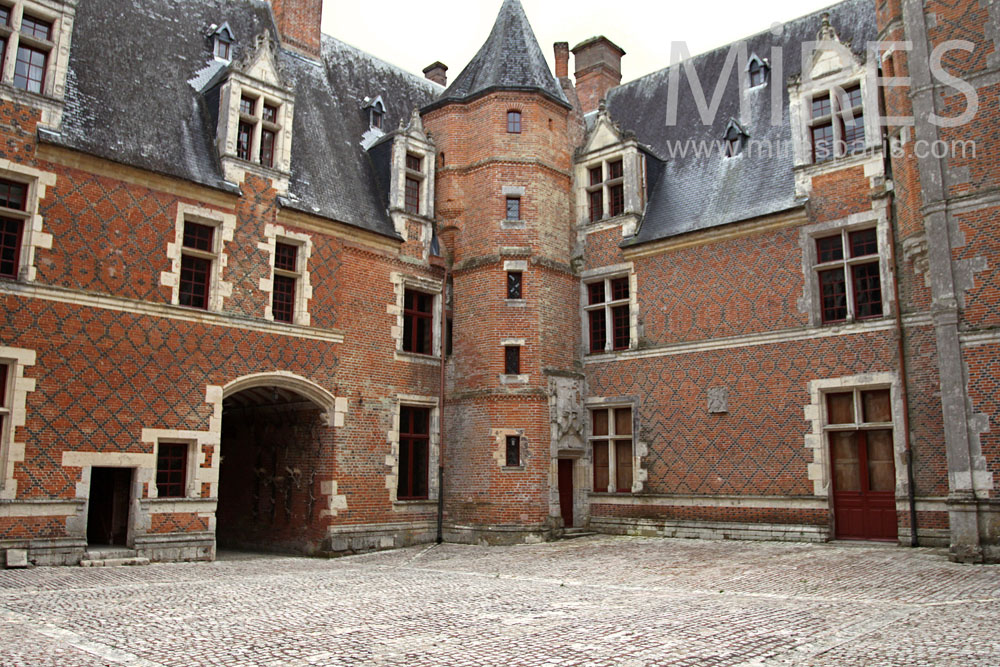 C0890 – Cour carrée avec ancien donjon