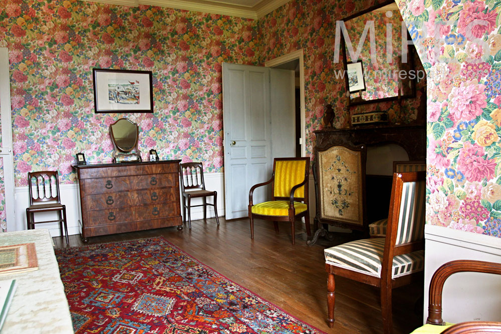 C0890 – Flowery bedroom