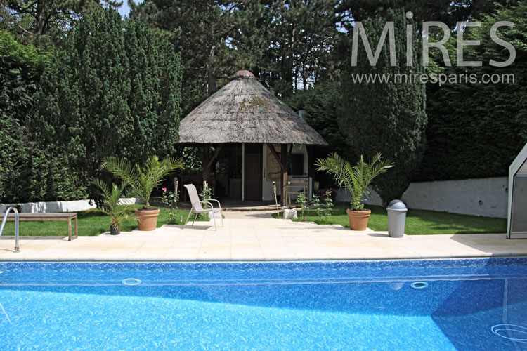 C0892 – Piscine trop bleue avec pool-house tropical