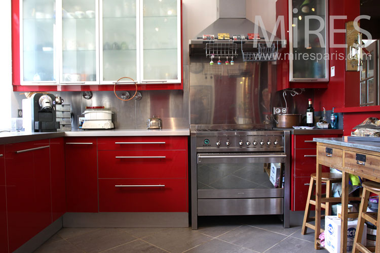 C0894 – Red and metal kitchen