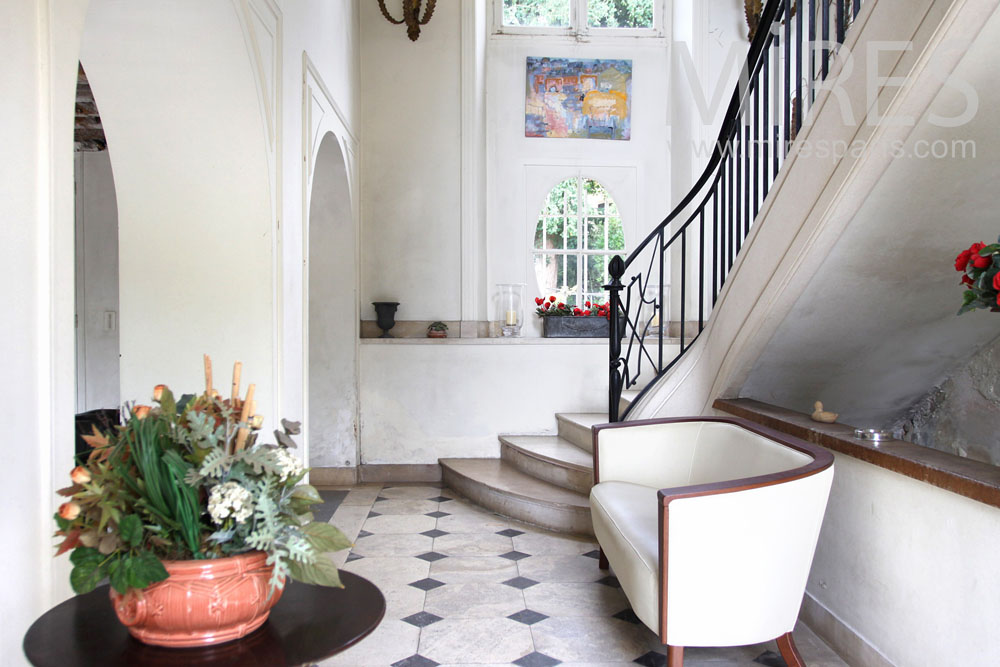 Double entrance to the floors. C0896