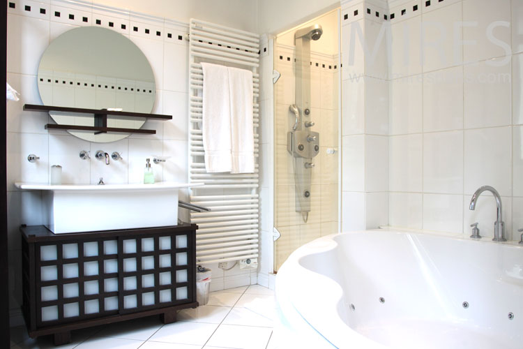 C0901 – Jacuzzi and tiled bathroom