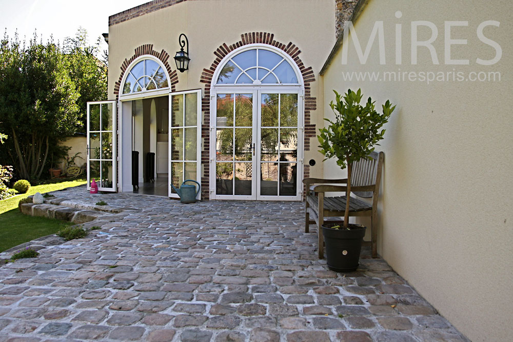 C0902 – Garden with stone terrace