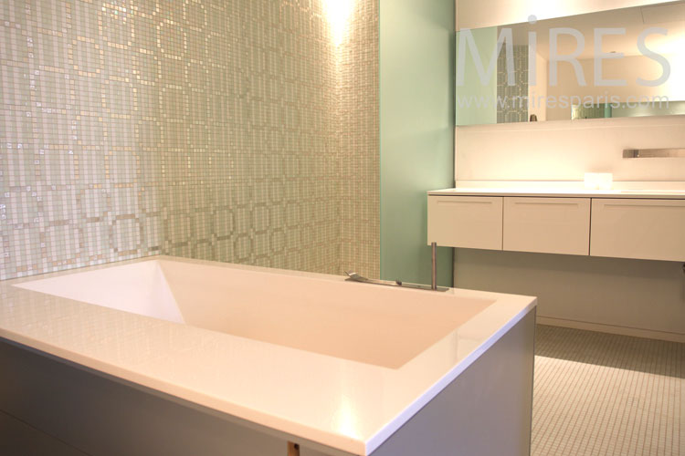 Golden adjoining bathroom. C0909