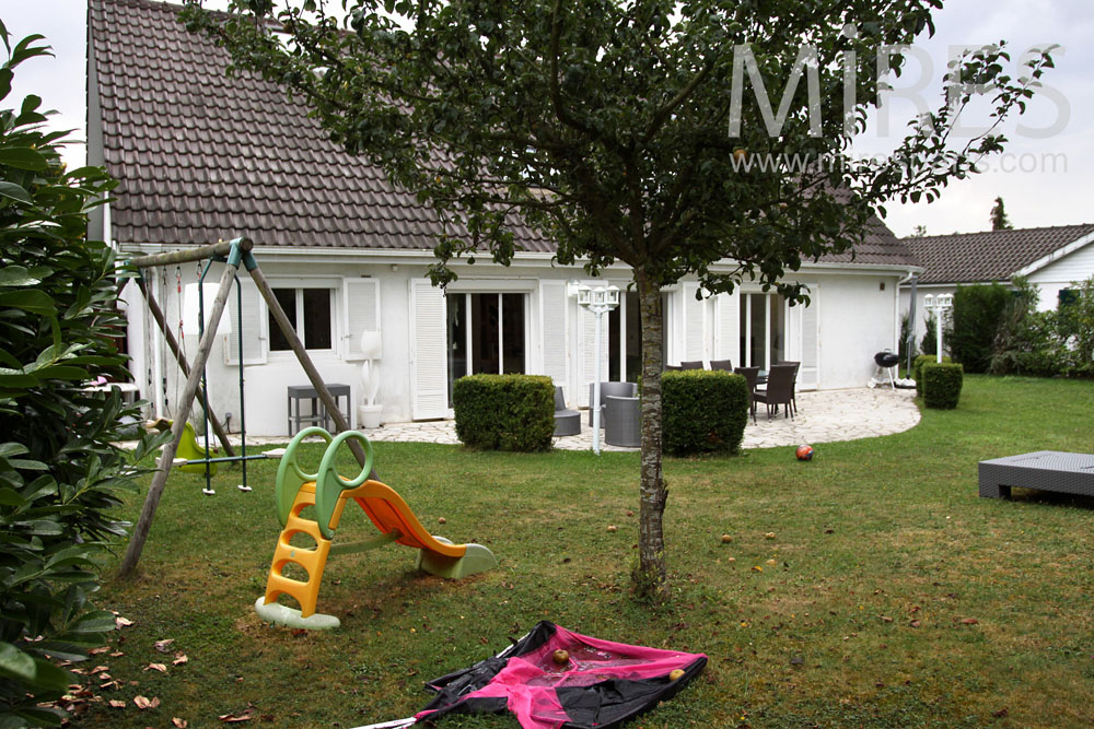 Terrace and garden for games. C0911