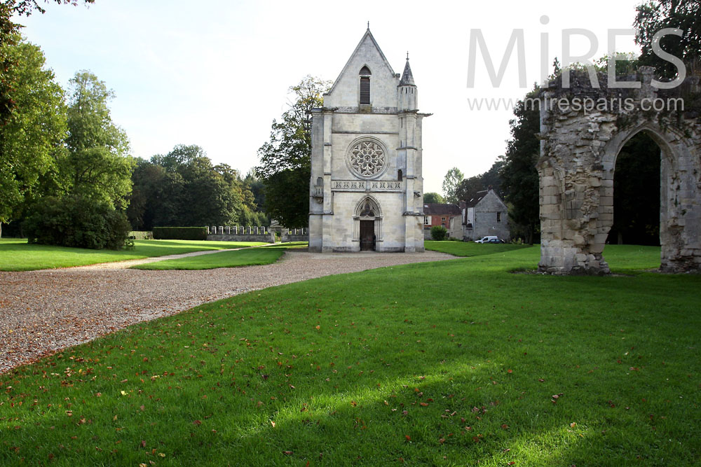 C0380 – Chapelle devant la roseraie