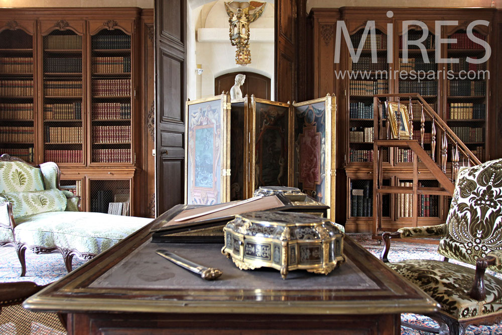 C0380 – Ancienne bibliothèque dans le bureau