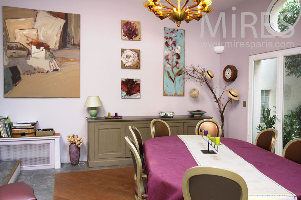 C0922 – Pink dining room