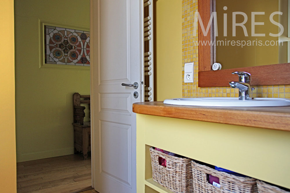 C0922 – Hallway and mosaic bathroom