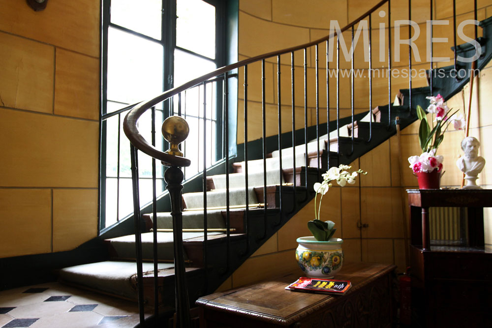 C0926 – Escalier métal et bois, mur d’échiffre en pierre