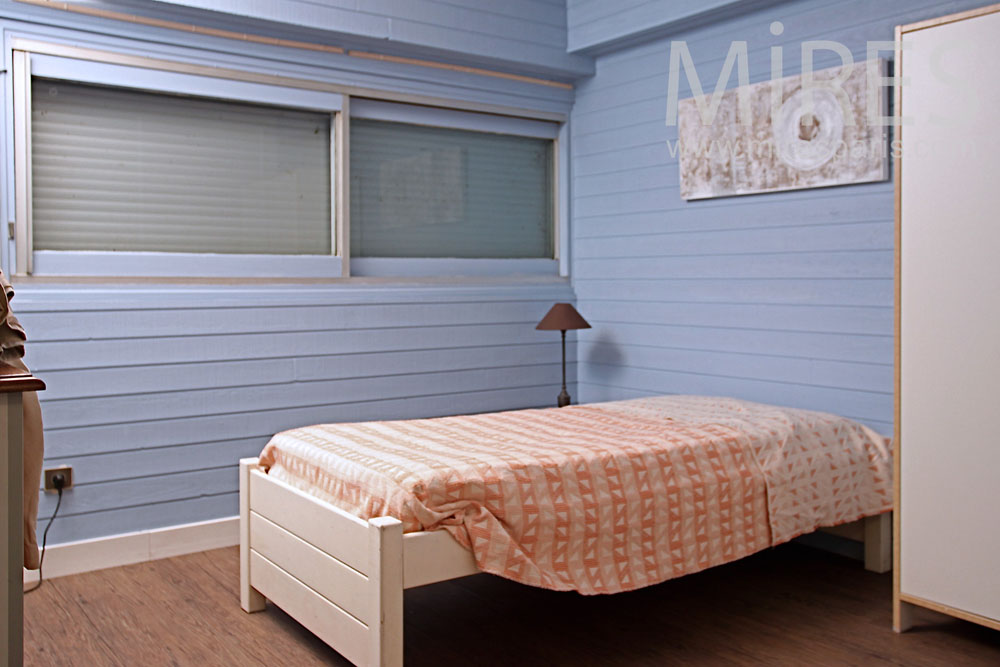 Little bedroom with its bathroom. C0928