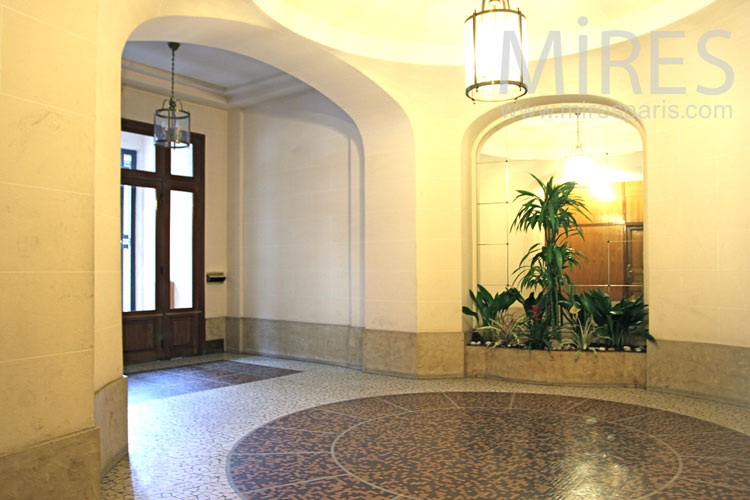 C0941 – Marble floor and round corridor c0941