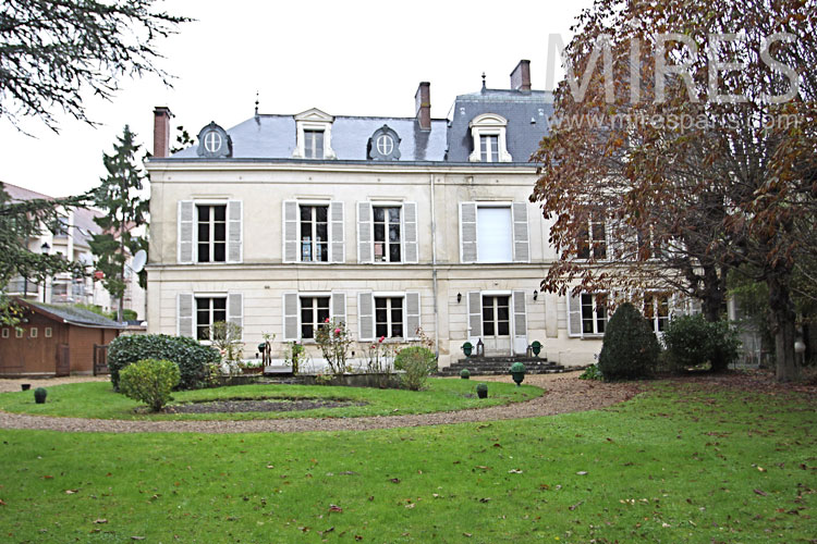 Large house on the banks of the Seine. C0944
