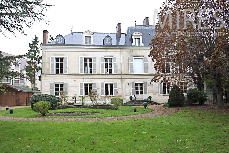C0944 – Large house on the banks of the Seine
