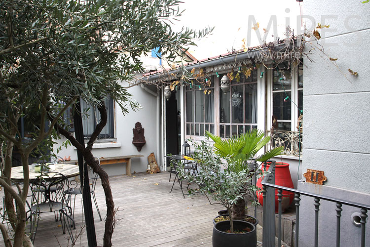 C0950 – Small terrace with olive trees c0950