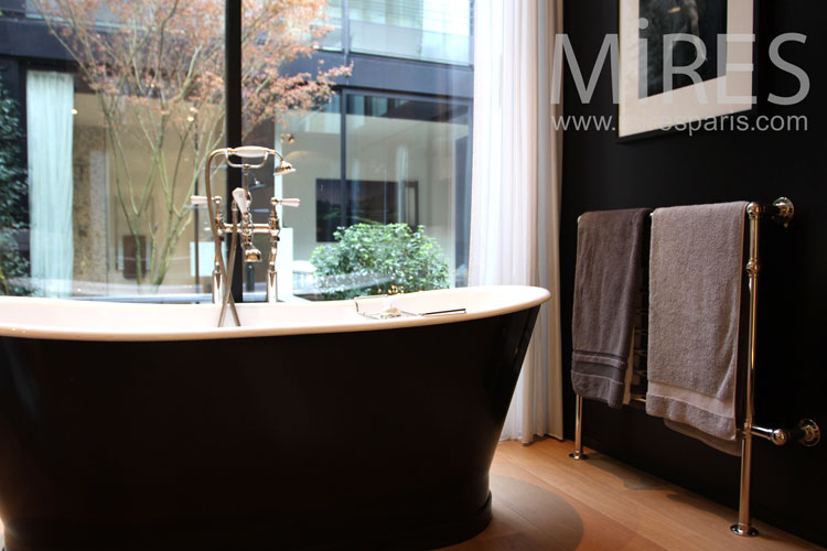 Baignoire trop noire. C0954
