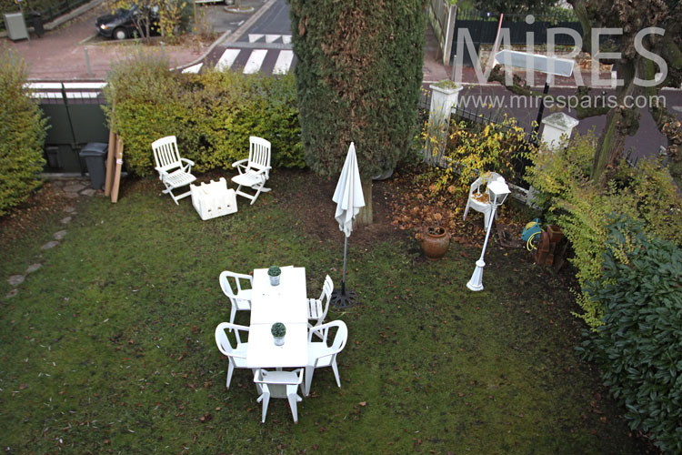 C0955 – Mini garden with white furniture c0955