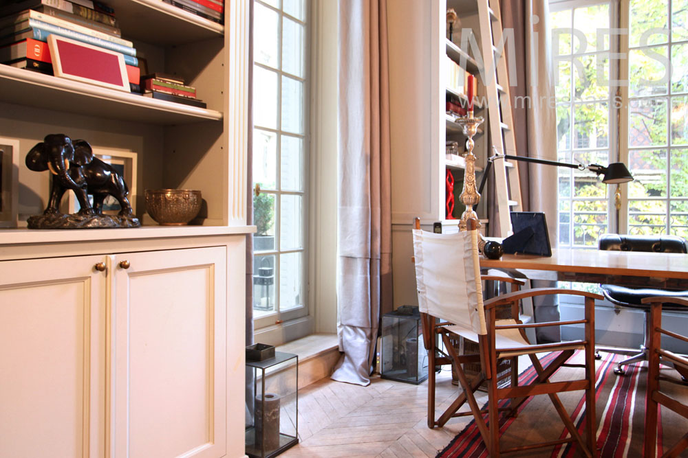 C0949 – Desk and balcony at the top of the staircase