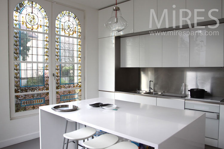 White lacquered kitchen. C0961
