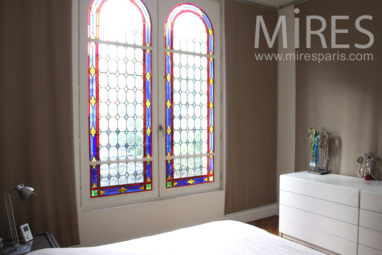 Chambre avec vitrail. C0961
