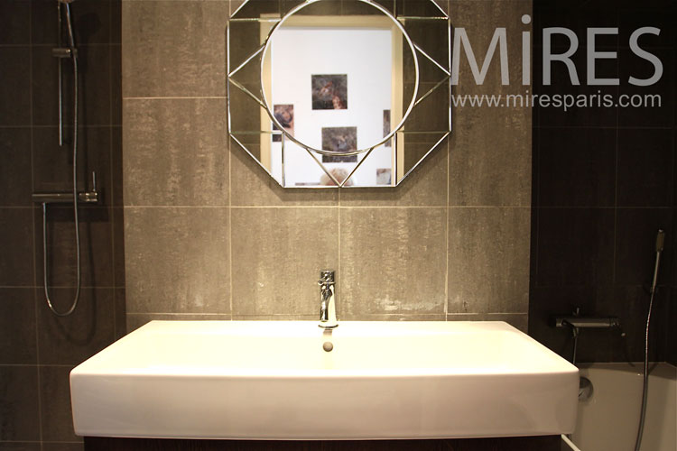 Small bath screened. C0961
