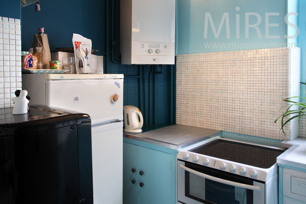 Simple blue kitchen. C0970
