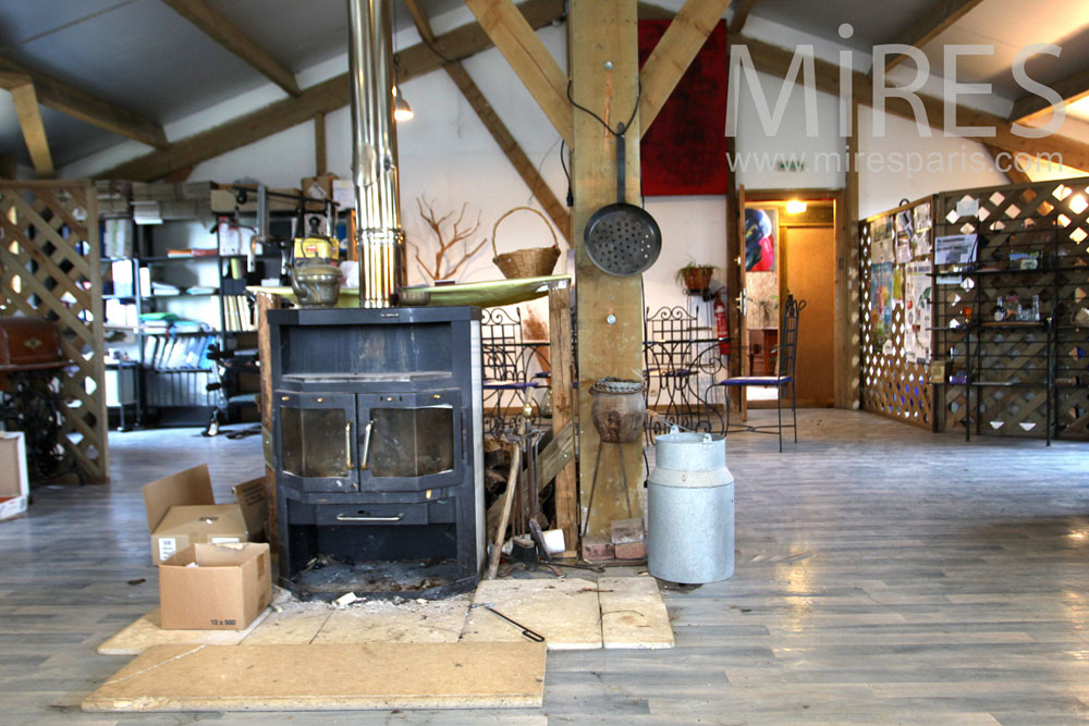 Central fireplace for a warm work. C0972