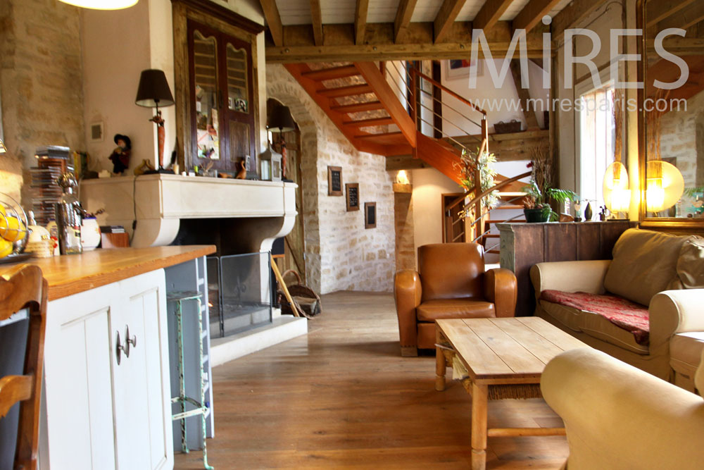 Large fireplace living-room. C0972