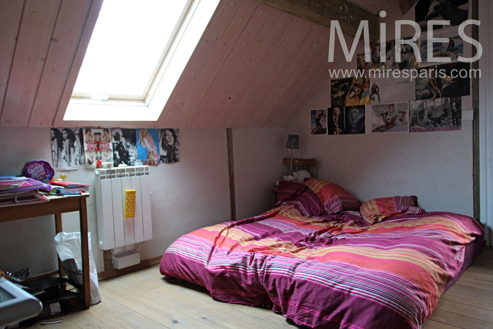 Two bedrooms for only one balcony. C0972