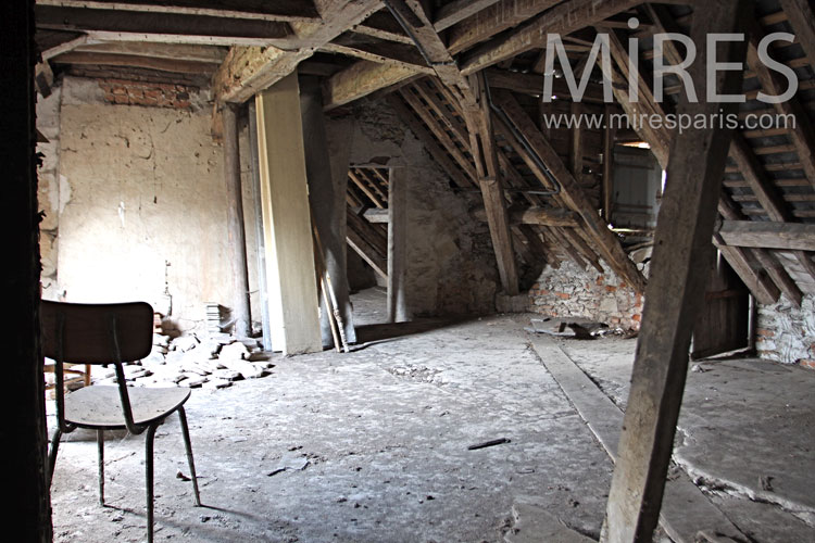 C0968 – Dusty attic room and patina