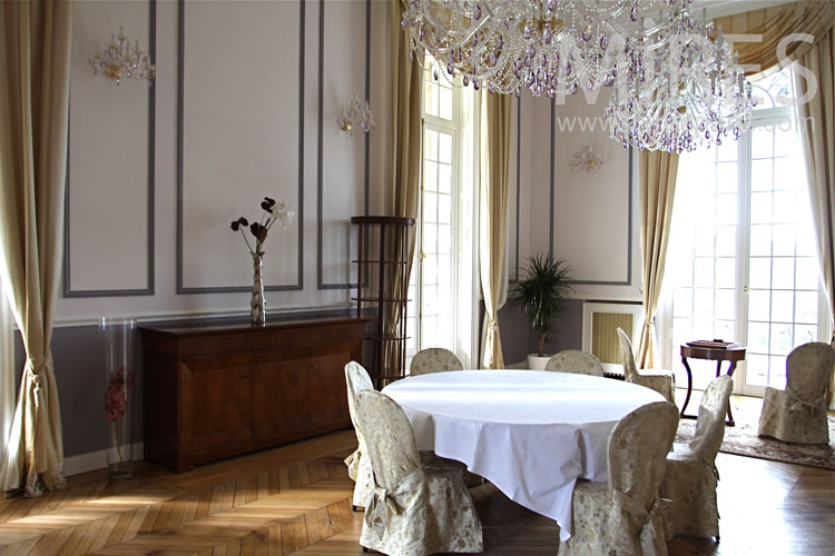 C0981 – Dining area under the chandelier c0981