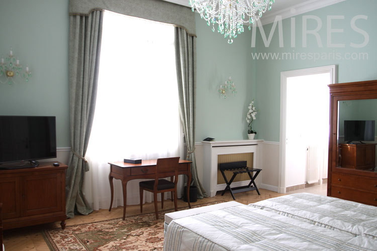 C0981 – Chambre pistache délavée