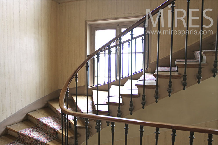 C0982 – Wooden staircase with threadbare carpet c0982