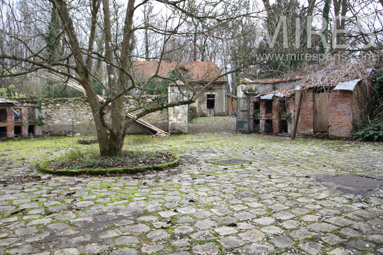 C0985 – Cour pavée et clapiers de brique