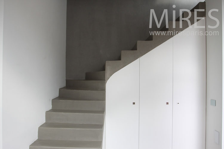 C0987 – Escalier gris