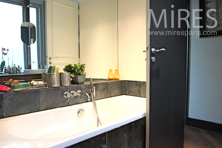 Salle de bain classique. C0988