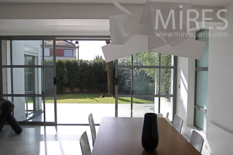 C0991 – Dining room and hudge window