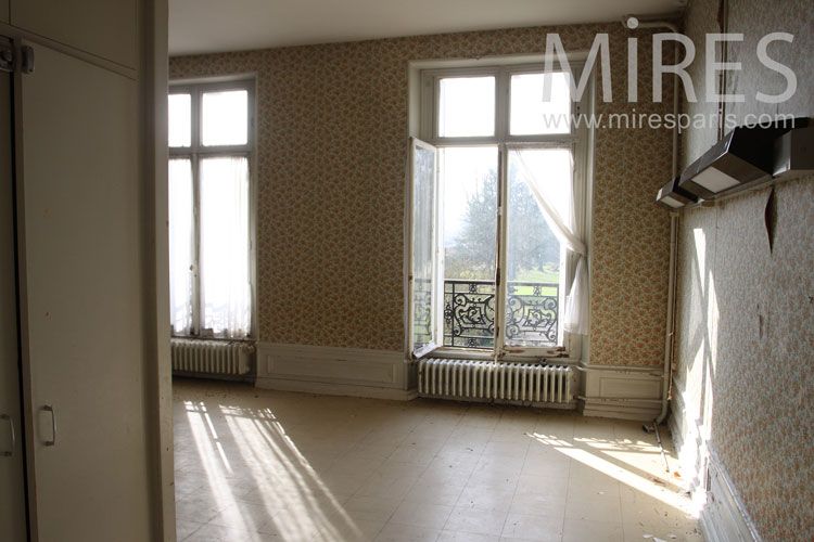 C0992 – Empty room and faded wallpaper